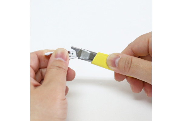 NT Cutter 9mm A-301RP mit Auto-Lock, pastell gelb